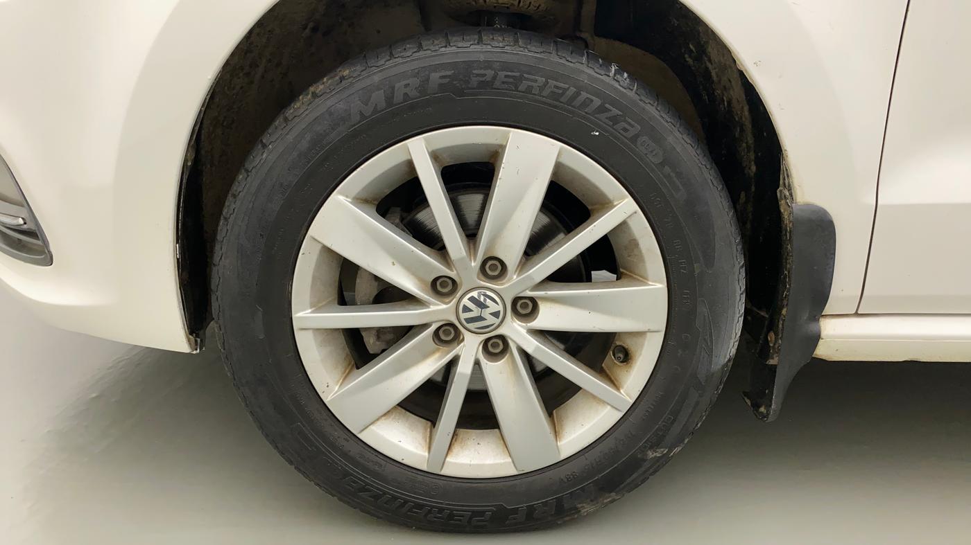2015 Volkswagen Polo HIGHLINE1.2L, Petrol, Manual, 1,10,375 km, Left Front Wheel