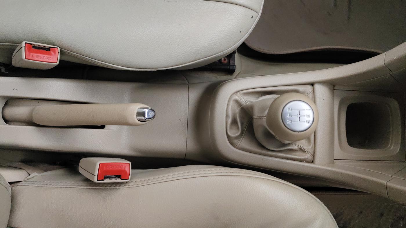 2014 Maruti Swift Dzire VDI, Diesel, Manual, 1,14,043 km, Gear Lever
