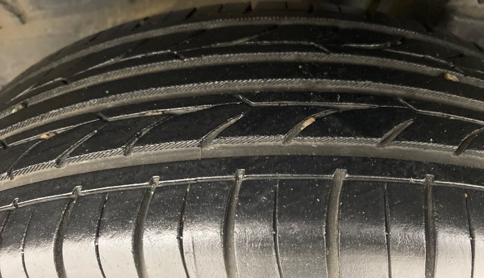 2011 Toyota Etios Liva G, Petrol, Manual, 68,155 km, Left Rear Tyre Tread