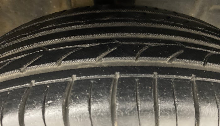 2011 Toyota Etios Liva G, Petrol, Manual, 68,155 km, Right Front Tyre Tread