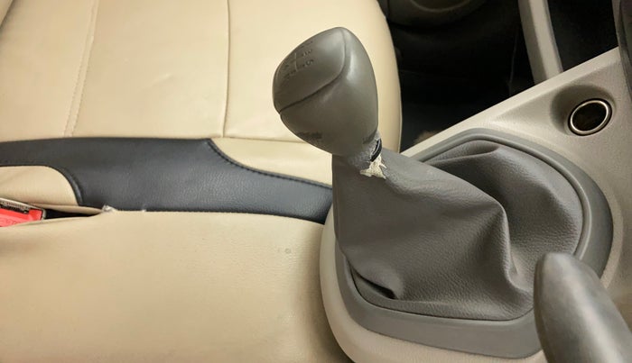 2016 Datsun Go T, Petrol, Manual, 68,083 km, Gear lever - Boot cover slightly torn