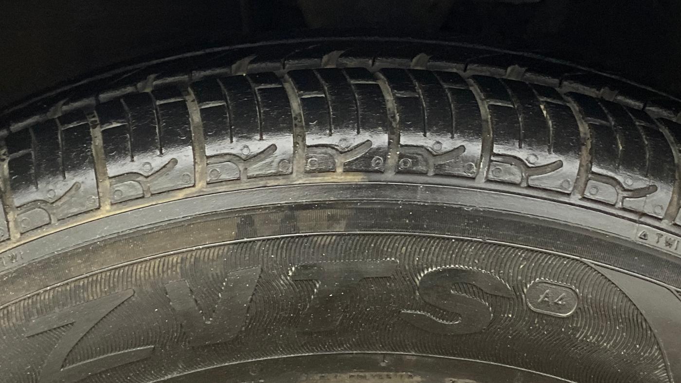 2015 Hyundai i10 MAGNA 1.1, Petrol, Manual, 32,445 km, Left Front Tyre Tread