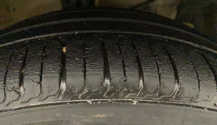 2015 Maruti Ertiga ZXI, Petrol, Manual, 61,987 km, Right Front Tyre Tread