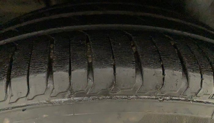 2015 Maruti Ertiga ZXI, Petrol, Manual, 61,987 km, Right Rear Tyre Tread