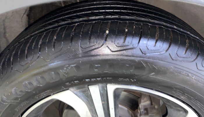 2023 MG ASTOR SHARP 1.5 CVT, Petrol, Automatic, 17,581 km, Right Front Tyre Tread