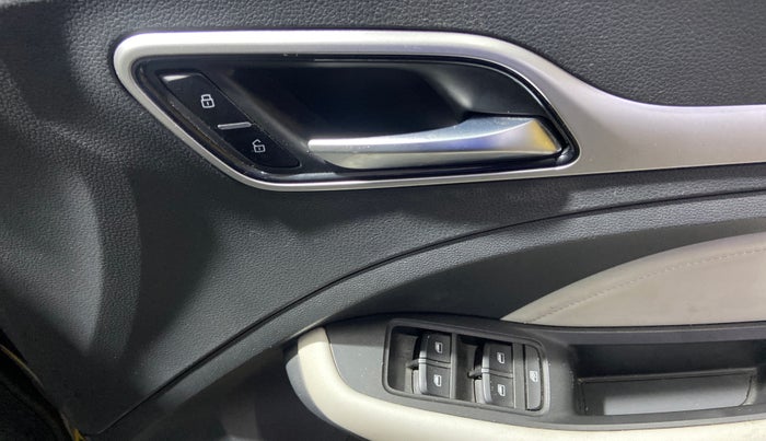 2023 MG ASTOR SHARP 1.5 CVT, Petrol, Automatic, 17,581 km, Driver Side Door Panels Control