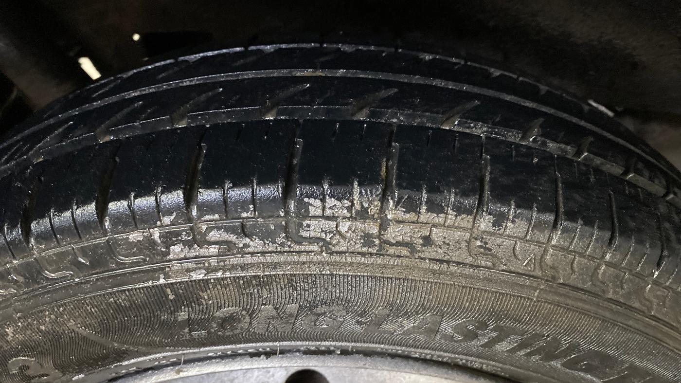2014 Maruti Wagon R 1.0 LXI CNG, CNG, Manual, 97,945 km, Right Rear Tyre Tread