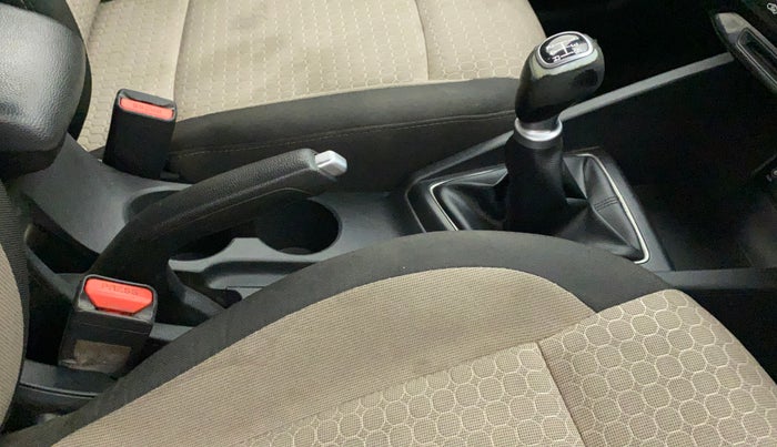 2017 Hyundai Elite i20 ASTA 1.2 (O), Petrol, Manual, 81,726 km, Gear lever - Knob cover torn