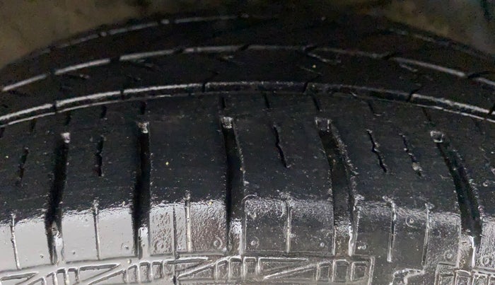 2018 Hyundai Xcent E+, Petrol, Manual, 25,998 km, Right Front Tyre Tread