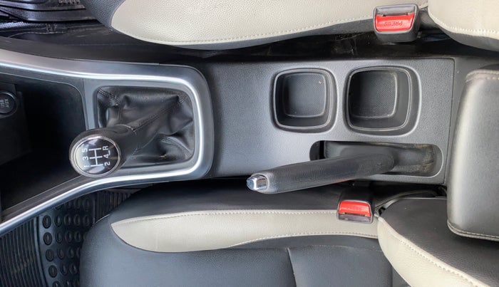 2020 Maruti S Cross ZETA 1.5, Petrol, Manual, 30,516 km, Gear Lever