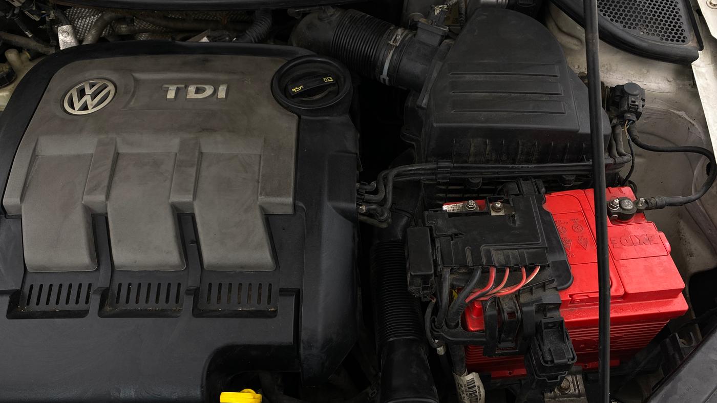 2014 Volkswagen Polo COMFORTLINE 1.2L, Diesel, Manual, 1,15,208 km, Engine View - Left