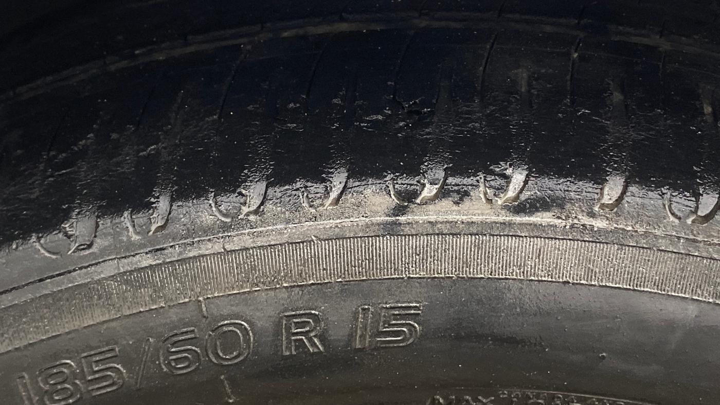 2014 Volkswagen Polo COMFORTLINE 1.2L, Diesel, Manual, 1,15,208 km, Left Front Tyre Tread