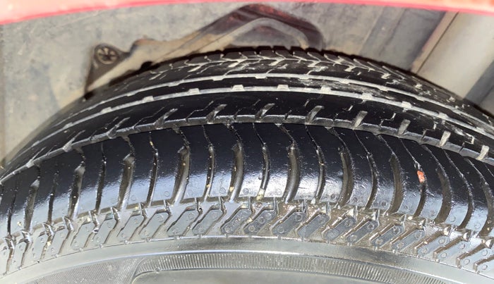 2016 Ford New Figo TITANIUM 1.2 PETROL MT, Petrol, Manual, 28,837 km, Left Rear Tyre Tread