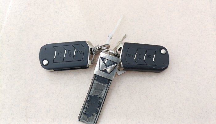 2022 Mahindra XUV300 W8 (O) 1.2 PETROL AMT, Petrol, Automatic, 22,868 km, Key Close Up