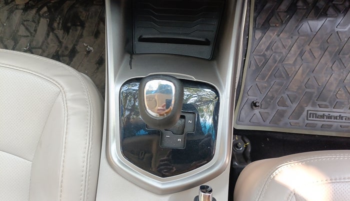 2022 Mahindra XUV300 W8 (O) 1.2 PETROL AMT, Petrol, Automatic, 22,868 km, Gear Lever