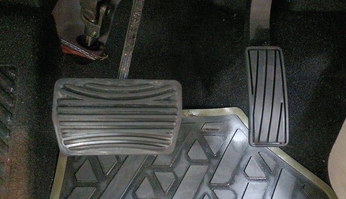 2022 Mahindra XUV300 W8 (O) 1.2 PETROL AMT, Petrol, Automatic, 22,868 km, Pedals