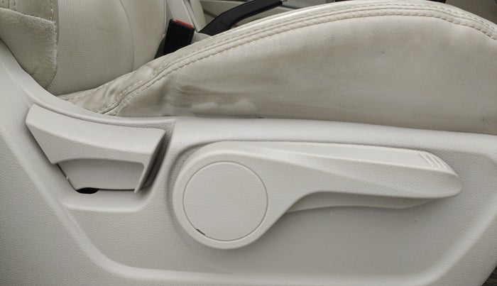 2022 Mahindra XUV300 W8 (O) 1.2 PETROL AMT, Petrol, Automatic, 22,868 km, Driver Side Adjustment Panel