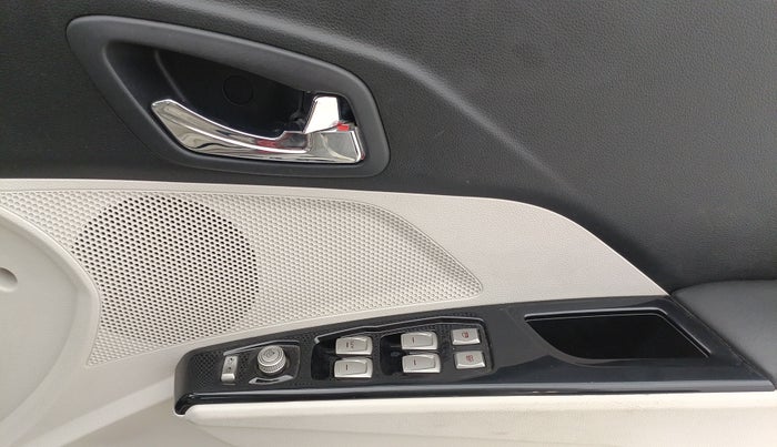 2022 Mahindra XUV300 W8 (O) 1.2 PETROL AMT, Petrol, Automatic, 22,868 km, Driver Side Door Panels Control