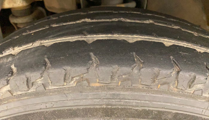 2017 Mahindra TUV300 T8, Diesel, Manual, 40,687 km, Left Front Tyre Tread