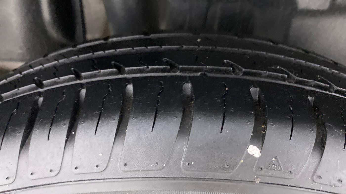 2018 Maruti Swift VXI D, Petrol, Manual, 51,126 km, Right Rear Tyre Tread
