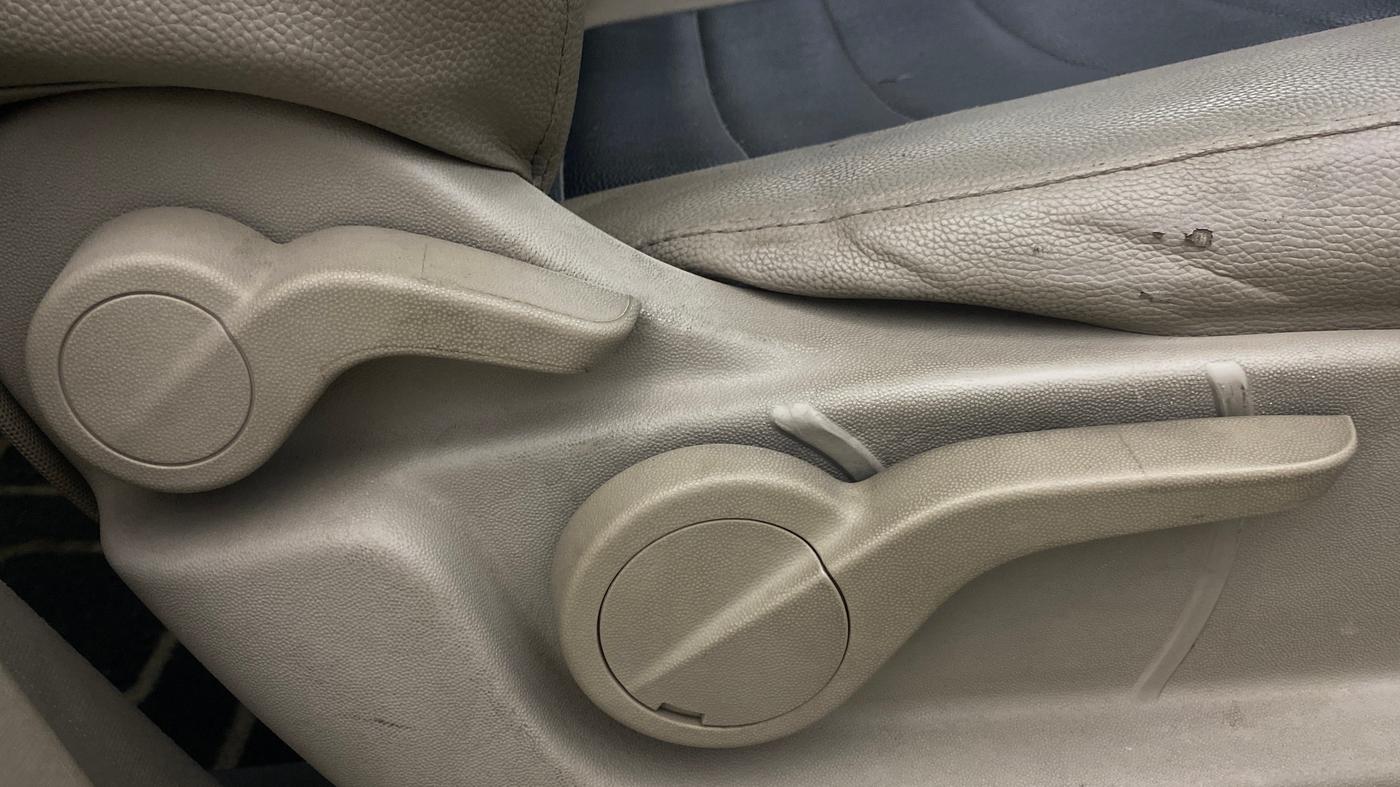 2017 Mahindra XUV500 W6 AT 1.99, Diesel, Automatic, 65,013 km, Driver Side Adjustment Panel