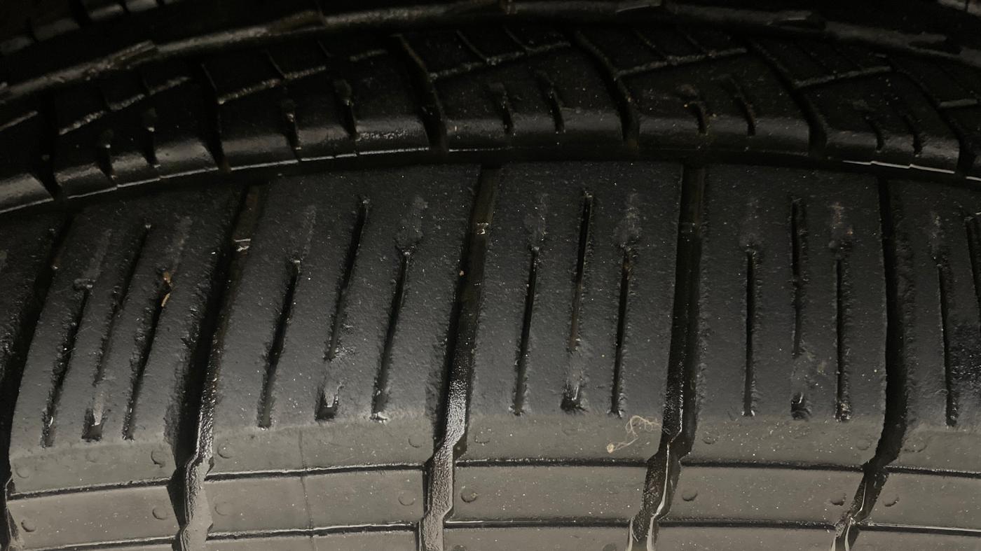 2017 Mahindra XUV500 W6 AT 1.99, Diesel, Automatic, 65,013 km, Right Front Tyre Tread