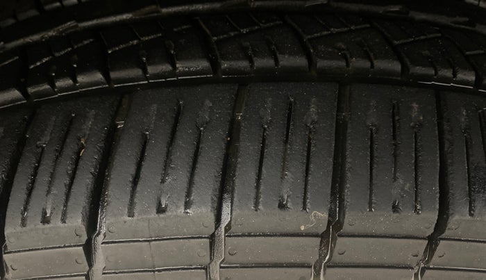 2017 Mahindra XUV500 W6 AT 1.99, Diesel, Automatic, 64,287 km, Right Front Tyre Tread