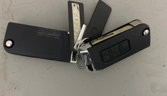 2017 Mahindra XUV500 W6 AT 1.99, Diesel, Automatic, 64,287 km, Key Close Up