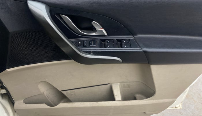 2017 Mahindra XUV500 W6 AT 1.99, Diesel, Automatic, 64,287 km, Driver Side Door Panels Control