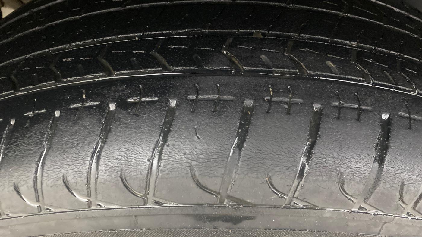 2017 Mahindra XUV500 W6 AT 1.99, Diesel, Automatic, 65,013 km, Right Rear Tyre Tread