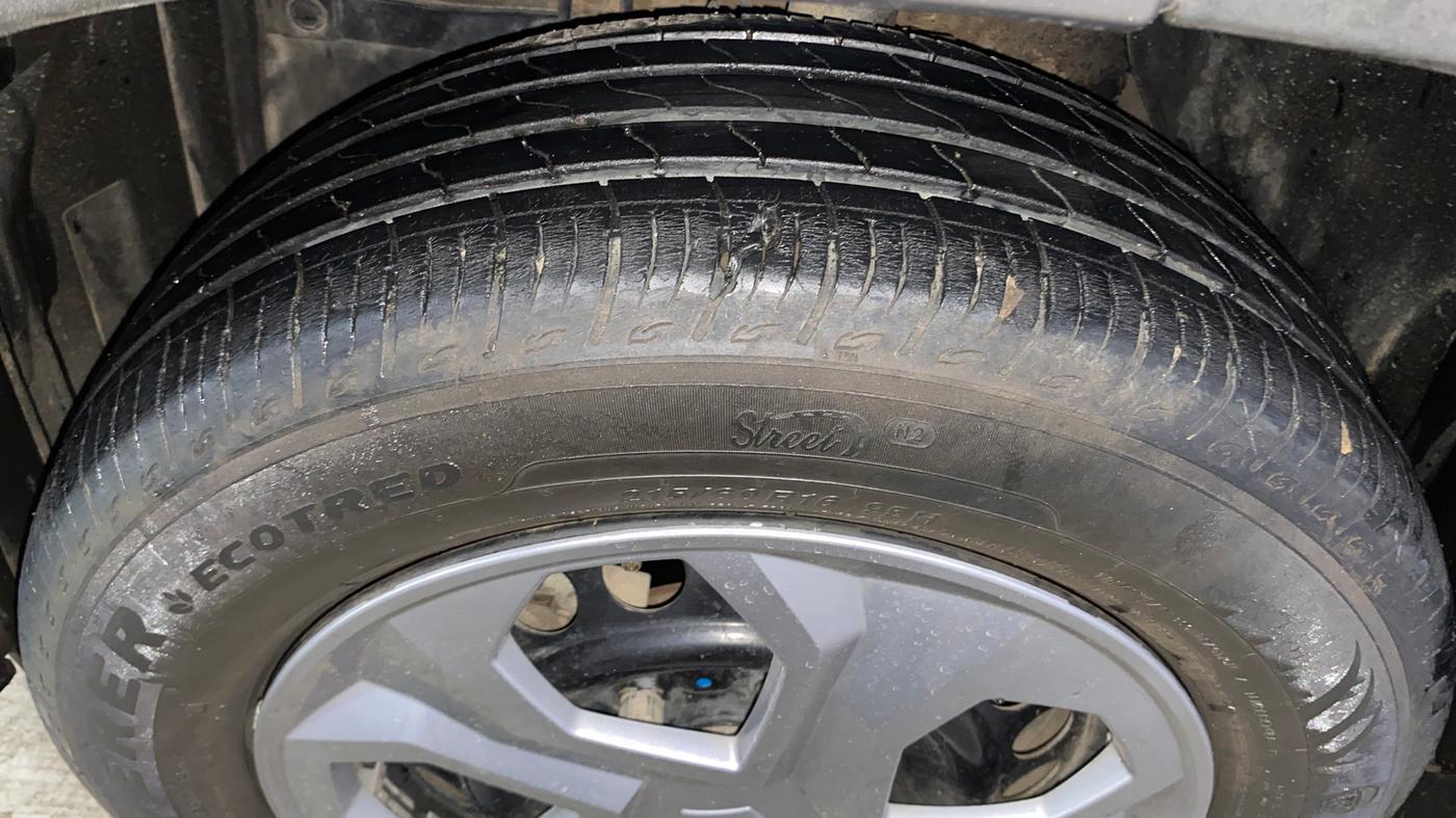 2024 Maruti BREZZA VXI AT SMART HYBRID, Petrol, Automatic, 27,089 km, Left Front Tyre Tread
