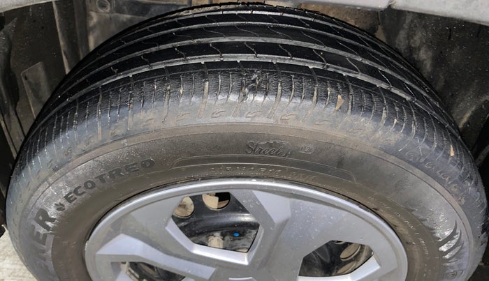 2024 Maruti BREZZA VXI AT SMART HYBRID, Petrol, Automatic, 27,089 km, Left Front Tyre Tread