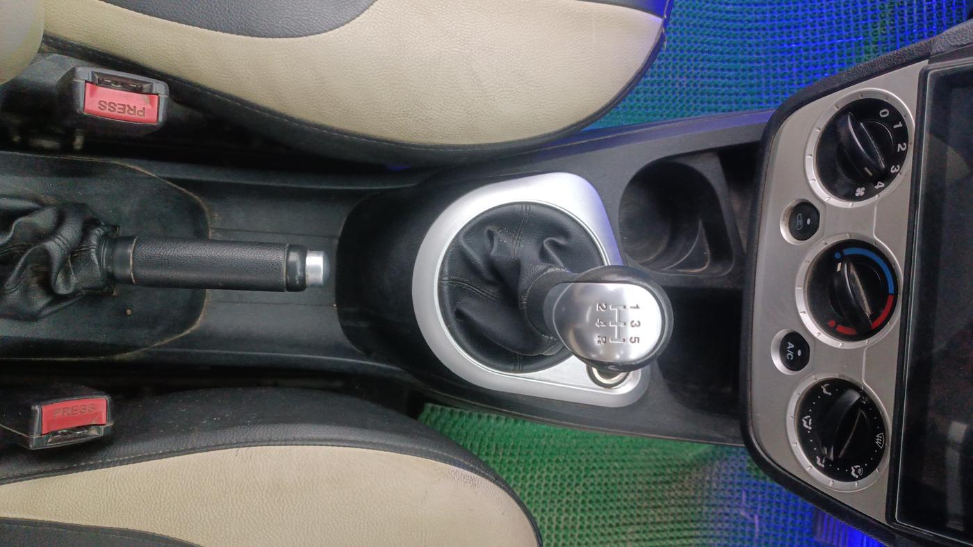 2014 Ford Figo TITANIUM 1.2 PETROL, Petrol, Manual, 59,725 km, Gear Lever