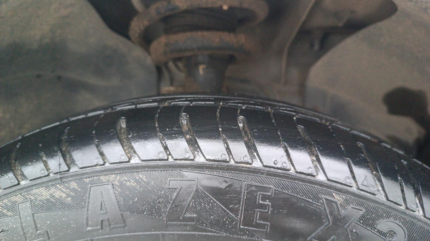 2014 Ford Figo TITANIUM 1.2 PETROL, Petrol, Manual, 59,725 km, Right Front Tyre Tread