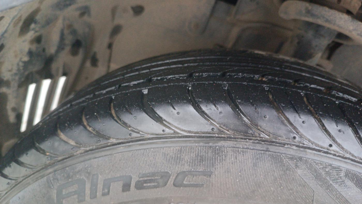 2014 Ford Figo TITANIUM 1.2 PETROL, Petrol, Manual, 59,725 km, Left Front Tyre Tread