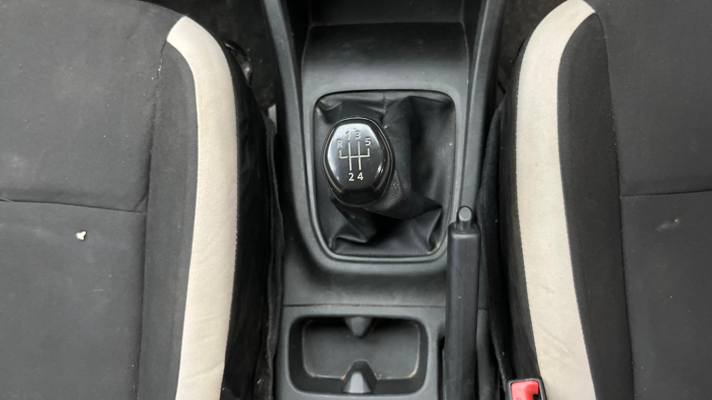 2019 Renault TRIBER RXL MT, Petrol, Manual, 1,06,801 km, Gear Lever