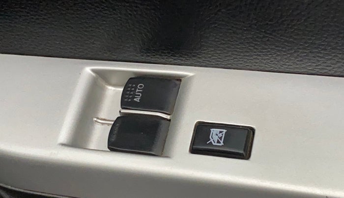 2018 Maruti Wagon R 1.0 LXI CNG, CNG, Manual, 93,462 km, Right front window switch / handle - Power window makes minor noise