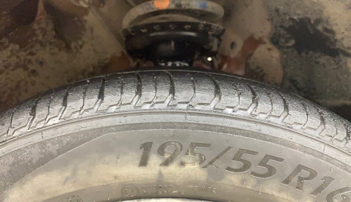 2017 Hyundai Elite i20 ASTA 1.4 CRDI, Diesel, Manual, 1,31,421 km, Right Front Tyre Tread