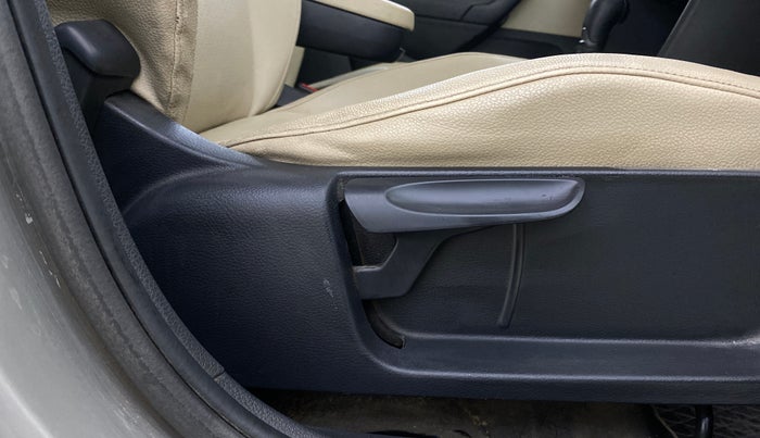 2016 Skoda Rapid STYLE 1.6 MPI AT, Petrol, Automatic, 61,090 km, Driver Side Adjustment Panel