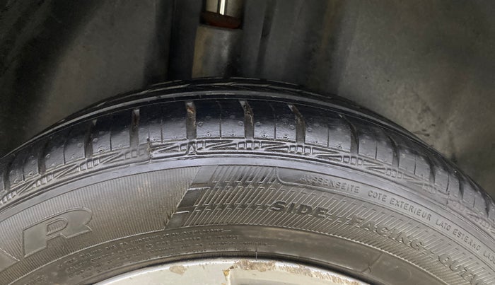 2016 Skoda Rapid STYLE 1.6 MPI AT, Petrol, Automatic, 61,090 km, Right Rear Tyre Tread