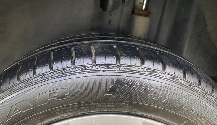 2016 Skoda Rapid STYLE 1.6 MPI AT, Petrol, Automatic, 61,090 km, Left Rear Tyre Tread