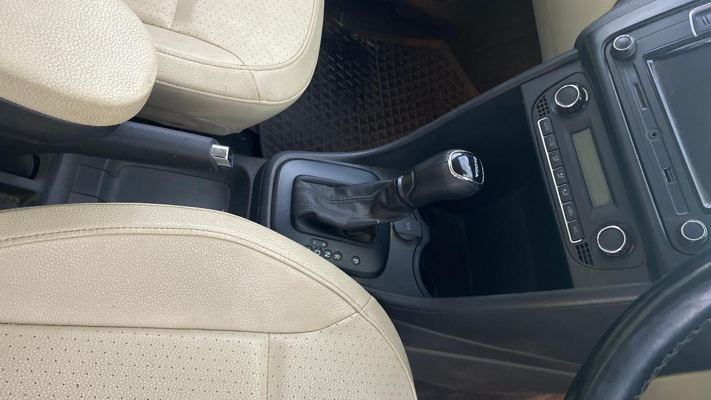 2016 Skoda Rapid STYLE 1.6 MPI AT, Petrol, Automatic, 61,090 km, Gear Lever