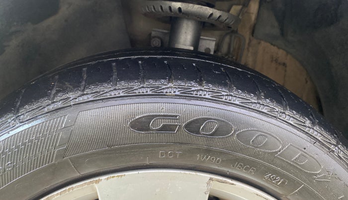 2016 Skoda Rapid STYLE 1.6 MPI AT, Petrol, Automatic, 61,090 km, Left Front Tyre Tread