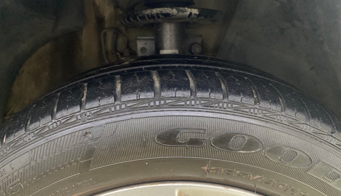 2016 Skoda Rapid STYLE 1.6 MPI AT, Petrol, Automatic, 61,090 km, Right Front Tyre Tread