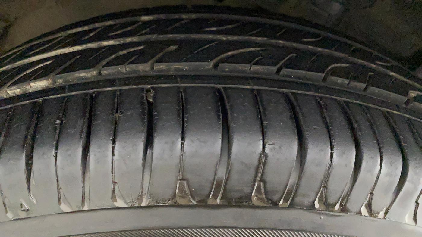 2015 Maruti Swift ZXI, Petrol, Manual, 52,763 km, Right Rear Tyre Tread