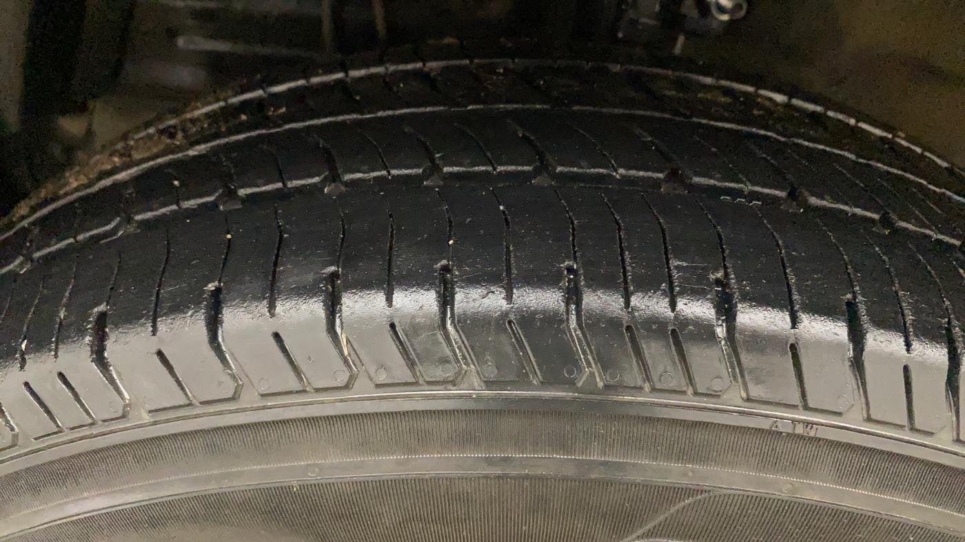 2017 Maruti Swift VXI, Petrol, Manual, 97,134 km, Left Front Tyre Tread