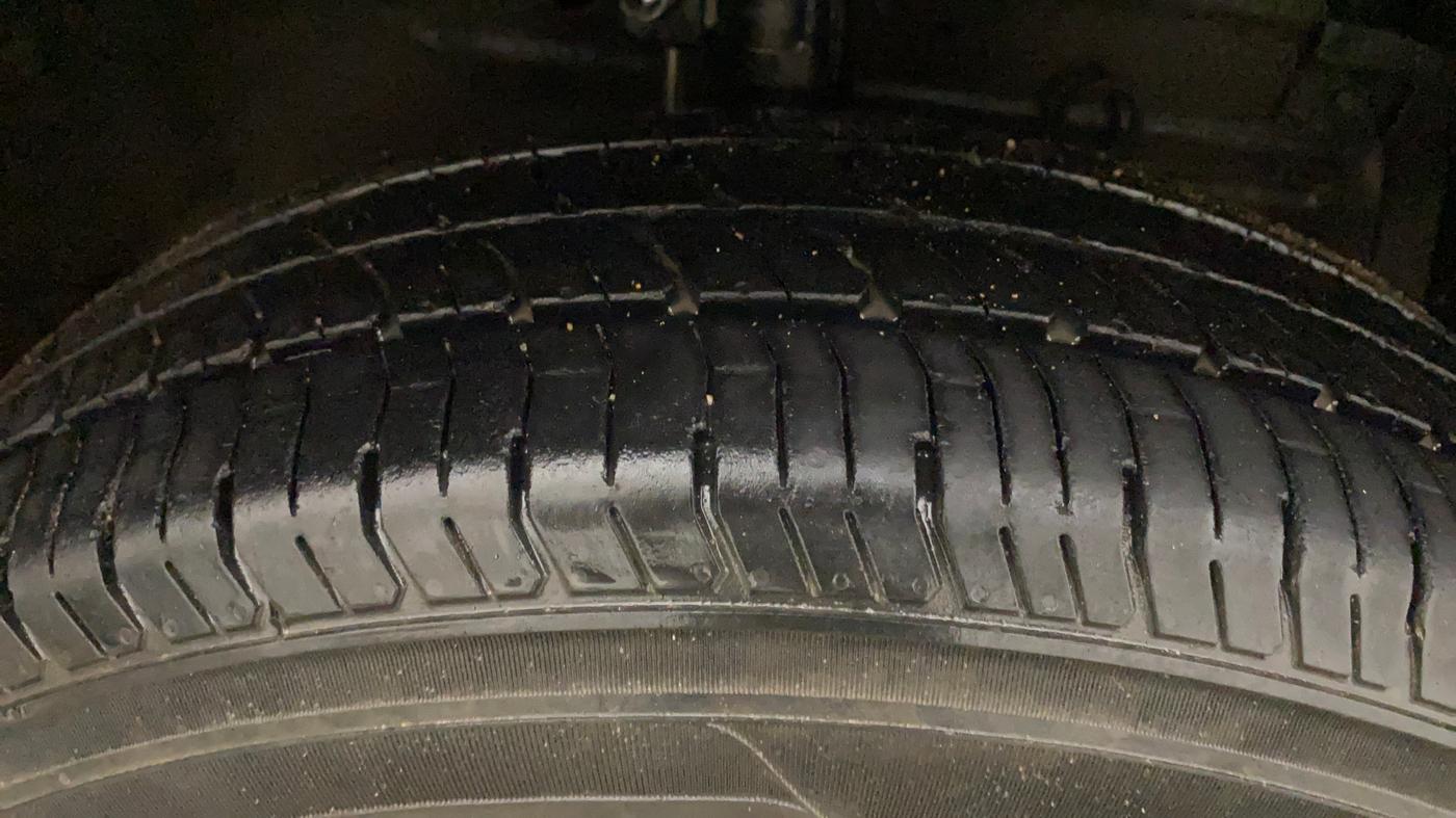 2017 Maruti Swift VXI, Petrol, Manual, 97,134 km, Right Front Tyre Tread