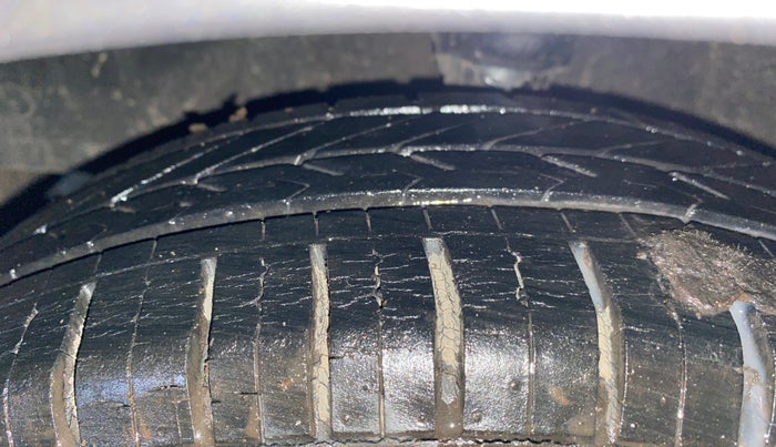 2013 Hyundai Eon MAGNA +, Petrol, Manual, 14,064 km, Left Front Tyre Tread