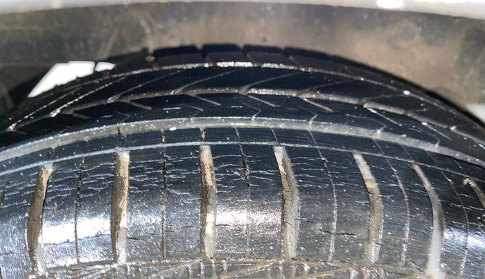 2013 Hyundai Eon MAGNA +, Petrol, Manual, 14,064 km, Right Rear Tyre Tread