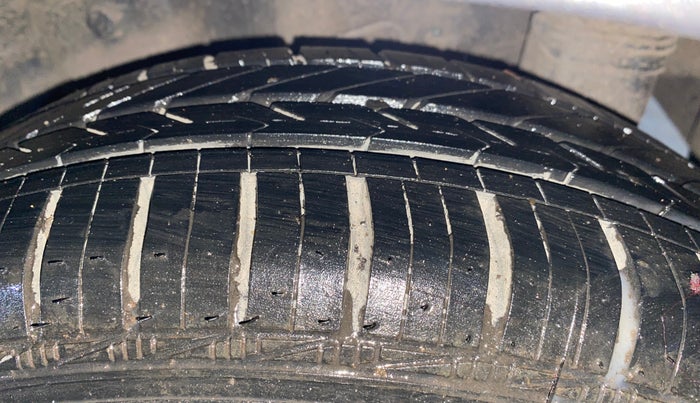 2013 Hyundai Eon MAGNA +, Petrol, Manual, 14,064 km, Left Rear Tyre Tread